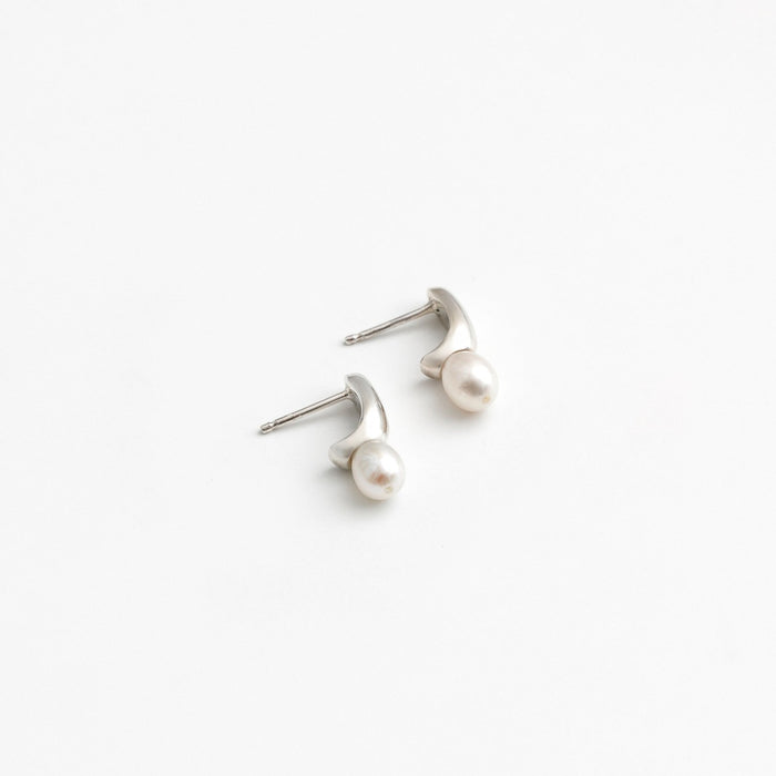 Wolf Circus Betsy Pearl Earrings in Silver